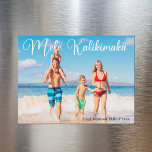 Mele Kalikimaka Family Photo Beach Magnet Card<br><div class="desc">De här söt strandmagnetjulkorten har ett eget sommarsemesterfoto från kusten med en elegant typografi i vitt som läser Mele Kalikimaka. Ett sött hawaiiskt sätt att säga God jul i stil på en tropisk ö. Ta mig till havet den här helgdag med det här magnetiska helgdag-kortet.</div>