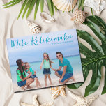 Mele Kalikimaka Family Photo Tropical Magnet Card<br><div class="desc">Chic anpassade strandfamilj fotojulkort med ditt favorittropiska foto i sol. Lägg till ett foto av ditt favoritminne från din ö-semester till kusten på framsidan och en på baksidan. Ett vackert magnetkort vid kusten med en ren,  modern utformning och ett söt blått skript över bild.</div>