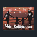 Mele Kalikimaka Hawaiian Beach Photo jul Helg Vykort<br><div class="desc">Skicka ut helgdag cheer med det här söta julvykortet som innehåller det handskrivna Hawaiianska hälsning "Mele Kalikimaka" och snöflingor som ritats i krita över ditt favoritsemesterfoto från vågrät. Baksidan har ditt personliga meddelande och din returadress för enkel utskick.</div>