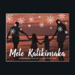 Mele Kalikimaka Hawaiian Beach Photo jul Helg Vykort<br><div class="desc">Skicka ut helgdag cheer med det här söta julvykortet som innehåller det handskrivna Hawaiianska hälsning "Mele Kalikimaka" och snöflingor som ritats i krita över ditt favoritsemesterfoto från vågrät. Baksidan har ditt personliga meddelande och din returadress för enkel utskick.</div>