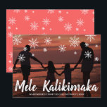 Mele Kalikimaka Hawaiian Beach Photo jul Julkort<br><div class="desc">Skicka ut helgdag cheer med det här söta julkortet med handskrivet Hawaiian hälsning "Mele Kalikimaka" och snöflingor som dras i krita över ditt favoritsemesterfoto för familjen. Baksidan har en snöflinga mönster över en korallsolnedgång i färg. Du kan ändra färg i bakgrunden genom att klicka på knappen "anpassa".</div>