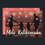 Mele Kalikimaka Hawaiian Beach Photo jul Julkort<br><div class="desc">Skicka ut helgdag cheer med det här söta julkortet med handskrivet Hawaiian hälsning "Mele Kalikimaka" och snöflingor som dras i krita över ditt favoritsemesterfoto för familjen. Baksidan har en snöflinga mönster över en korallsolnedgång i färg. Du kan ändra färg i bakgrunden genom att klicka på knappen "anpassa".</div>