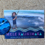 Mele Kalikimaka jul Photo Collage Julkort<br><div class="desc">Anpassa det här tropiska julkortet med ditt favoritsemesterfoto! Tropiska hawaiier känner sig. Cute lille Julgranar.</div>