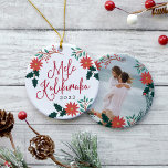 Mele Kalikimaka | Julfoto från Hawaii Julgransprydnad Keramik<br><div class="desc">Den hawaiiska julen hälsning "Mele Kalikimaka" i rödhandsskriven typografi,  omgiven av röda poinsettias,  holly löv och julgrå. Anpassa med året och lägg till en favoritbild eller semesterögonblicksbild på motsatt sida,  med matchande blommigtar.</div>