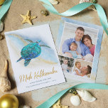 Mele Kalikimaka Sea Turtle Beach Coastal 3 Photo Julkort<br><div class="desc">Kusthawaiiska julkort har en vattendrocka i blått havsområde på en abstrakt strandbakgrund med en glatt våg i guld glitter och guld Mele Kalikimaka. På baksidan finns tre fotomallar för att enkelt anpassa korten med dina favoritfoton i familjen. Kolla in samlingen för fler matchande produkter, eller kontakta mig genom Zazzle-Chattan om...</div>