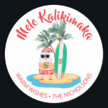 Mele Kalikimaka Tropical Surfing Santa jul Runt Klistermärke<br><div class="desc">Julklistermärken för persikor har tomten från en ananas,  med ett ympbord och handflatan träd på en tropisk ö,  och Hawaiianska "Mele Kalikimaka" (God jul) Julhälsningar. Kan användas som presentmärken och favoritmärken och kuvertförseglingar. Originalteckningen KL Lagrar.</div>