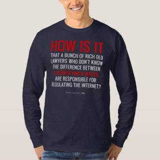 Mellan en server och en servitör tee shirt