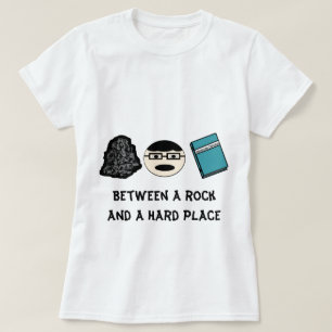 Mellan en sten och hårda ställekvinna utslagspla t-shirt