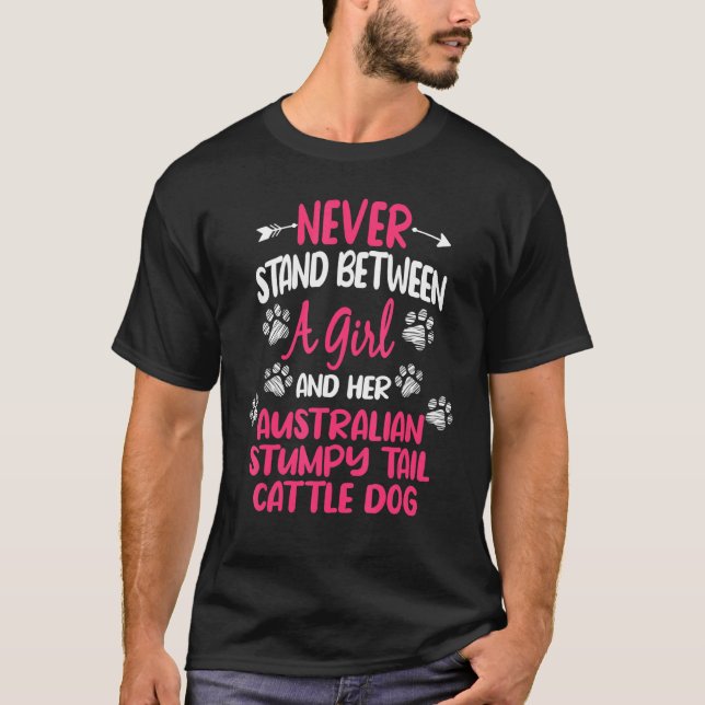 Mellan en tjej och hennes australiensiska stumpy t shirt (Framsida)