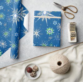 Mellanålders snöflingor galore på blå presentpapper