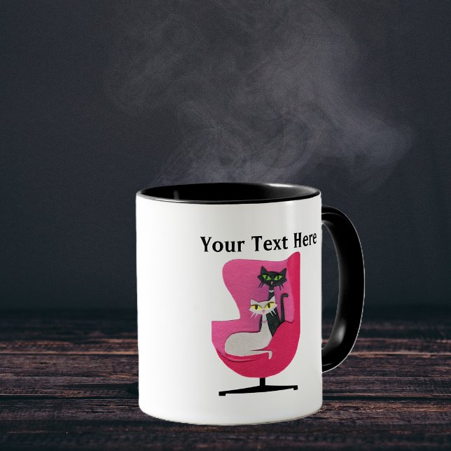 Mellandekorativa katter som sitter i rosa stol  mugg (Mid century style cats sitting in vintage pink chair on coffee or tea mug.)