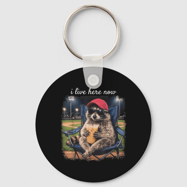 Meme Raccoon bor här Basebollplan Basebollfält Nyckelring (Framsida)