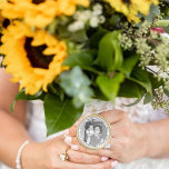 Memorial Bröllop Bouquet Charm Bride Guldpläterat Halsband<br><div class="desc">Minnet av en älskad man på din speciella dag med det här guld-pläterade minnesmärket bröllop bouquet charm necklace. Den här eleganten innehåller ett anpassade-foto som gör att du kan ta med dig en omhuldad person i närheten när du går ner i Aisle. Koppla den enkelt till din bukett eller bära...</div>