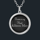 Memorial Charm för Bröllop Bouquet i Black Silverpläterat Halsband<br><div class="desc">Bröllop Memorial Bouquet Charms. Kom ihåg dem som inte kan vara med dig på din speciella dag med en minnescharm för möhippa. En underbar känslosam för bruden att bära i sin bukett. Den här charmen har en svart bakgrund med frasen "Forever in my Heart" och en ställe nedanför för för...</div>