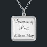 Memorial Charm för Bröllop Bouquet in White Silverpläterat Halsband<br><div class="desc">Bröllop Memorial Bouquet Charms. Kom ihåg dem som inte kan vara med dig på din speciella dag med en minnescharm för möhippa. En underbar känslosam för bruden att bära i sin bukett. Den här charmen har en svart bakgrund med frasen "Forever in my Heart" och en ställe nedanför för för...</div>
