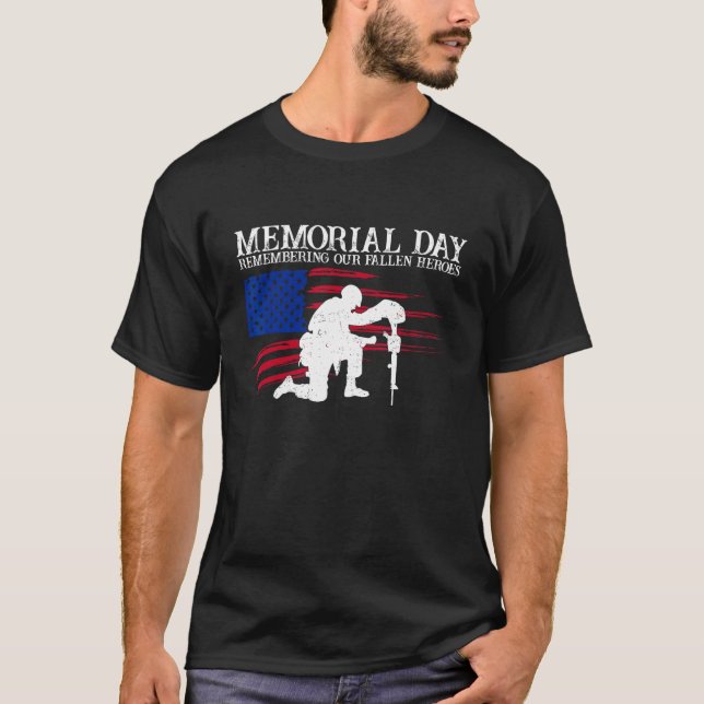 Memorial Day Remembering Our Fallen Heroes US Flag T Shirt (Framsida)
