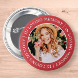 Memorial i Loving Memory Modern Anpassningsbar Pho Knapp<br><div class="desc">Den här enkla och moderna designen består av serif-typografi och lägger till ett anpassningsbar-foto. "In Loving Memory" omger anpassningsbarnas foto av din älskade.</div>