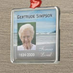Memorial-julprydnader - Foto på Beach Julgransprydnad Metall<br><div class="desc">Den här vackra julprydnaden har ett foto av din älskade med en strandbakgrund. Namn om din älskade visas ovanför fotot och data visas nedan. Detta är en minnesprydnad som ni kommer att hålla komen vid under många år. Copyright-sympatitack</div>
