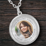Memorial Loved bortom Ord Elegant Chic Photo Silverpläterat Halsband<br><div class="desc">Den här enkla och klassiska designen består av serif-typografi och lägger till ett anpassningsbar-foto. "Bortom ord,  bortglömd utanför åtgärd"</div>