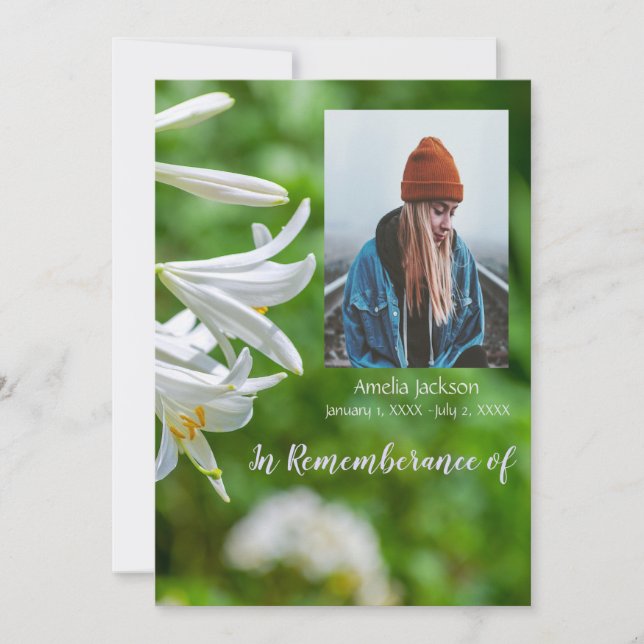 Memorial Service Inbjudan White Lily Flowers (Framsida)