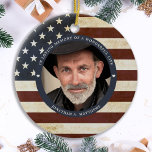 Memorial Vintage American Flagga Photo Julgransprydnad Keramik<br><div class="desc">Ät din kära med en patriotisk anpassningsbar fotominnesprydnad. Detta unika militära minnesmärke är den perfekt som ni, familjen eller vänner får för att betala hyllningen till en militär veteran, militär soldat, armé, marinsoldater eller fallna soldater. Denna patriotiska minnesprydnad har en vintage som är röd, vit och blå amerikansk Flagga, stjärnor...</div>
