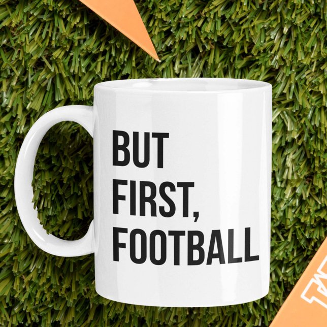 Men först fotbollen kaffemugg (But First, Football Coffee Mug)