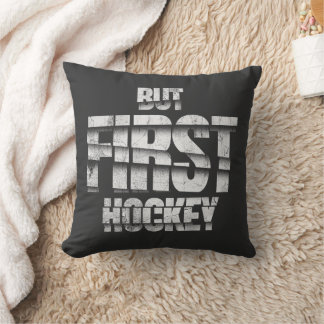 Men först hockey – rolig design för hockeyälskare kudde