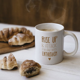 Men först, kaffe – Djärv Brun Typografi Mugg