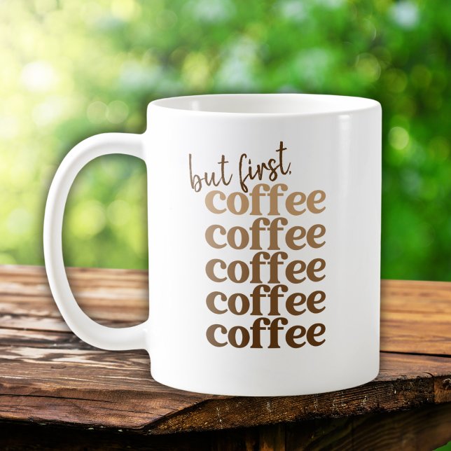 Men först kaffe Upprepa Brun Beige Typografi Kaffemugg (Skapare uppladdad)