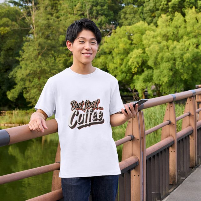 Men första kaffet från Funny kaffe gav citat T Shirt (Skapare uppladdad)