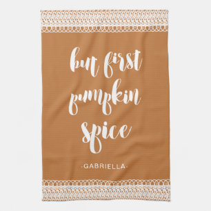 Men första Pumpkin Spice Add Namn Kitchen Towel Kökshandduk
