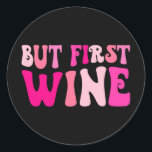 Men första Vin som dricker Bachelorette Party Matc Runt Klistermärke<br><div class="desc">Men första Vin som dricker Bachelorette-partiet matchande</div>
