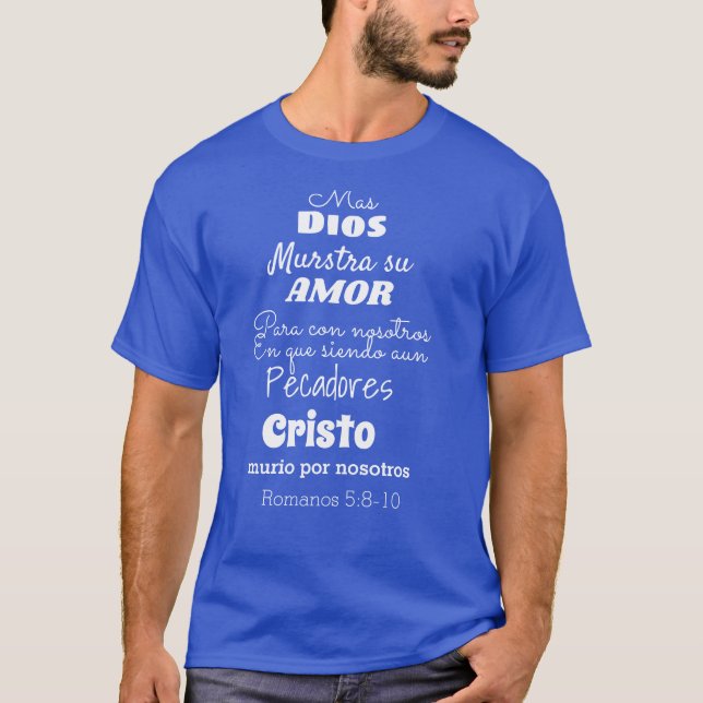 Men Gud visar sin kärlek Romarbrevet 5:8-10 T Shirt (Framsida)