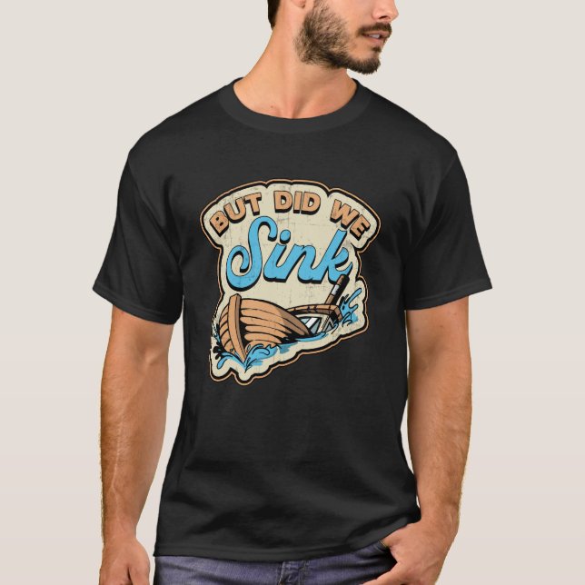 Men har vi sjunkit båten segling Yacht Cruise? T Shirt (Framsida)