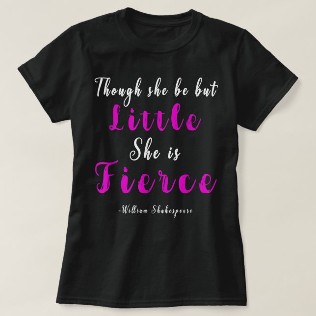 Men hon är bara liten.. Hon är Fierce Gift T Shirt (Design framsida)
