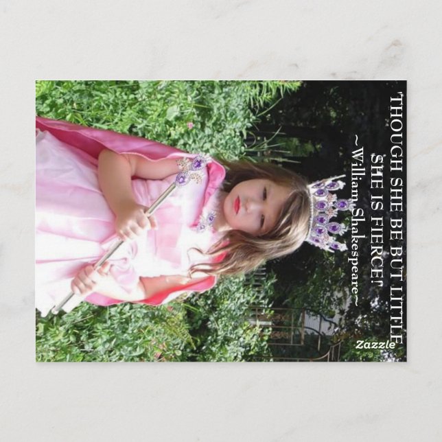 Men hon är bara liten, hon är hård! vykort (Baksida)