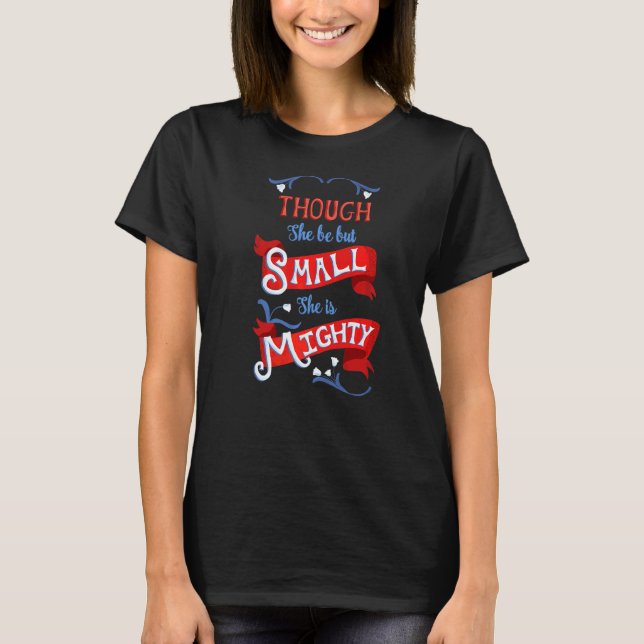 Men hon är liten.. t shirt (Framsida)