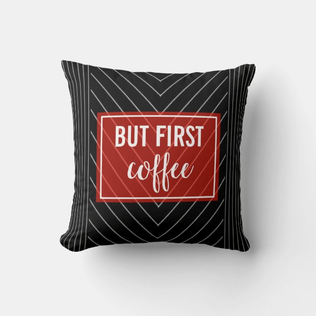 Men kaffe först, röd, svart och vit streck kudde (Framsida)