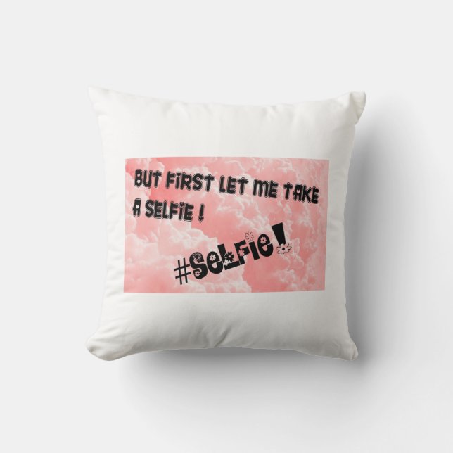 MEN LÅT FÖRST MIG TA A SELFIE!! KUDDE (Framsida)