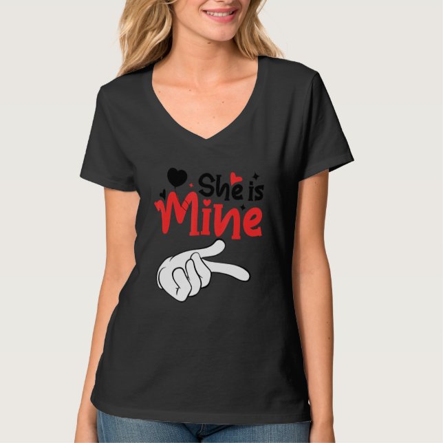 Men She is Mine Matching Couples Valentine Day Cos T Shirt (Framsida)
