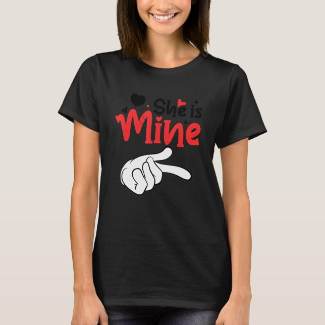 Men She is Mine Matching Couples Valentine Day Cos T Shirt (Framsida)