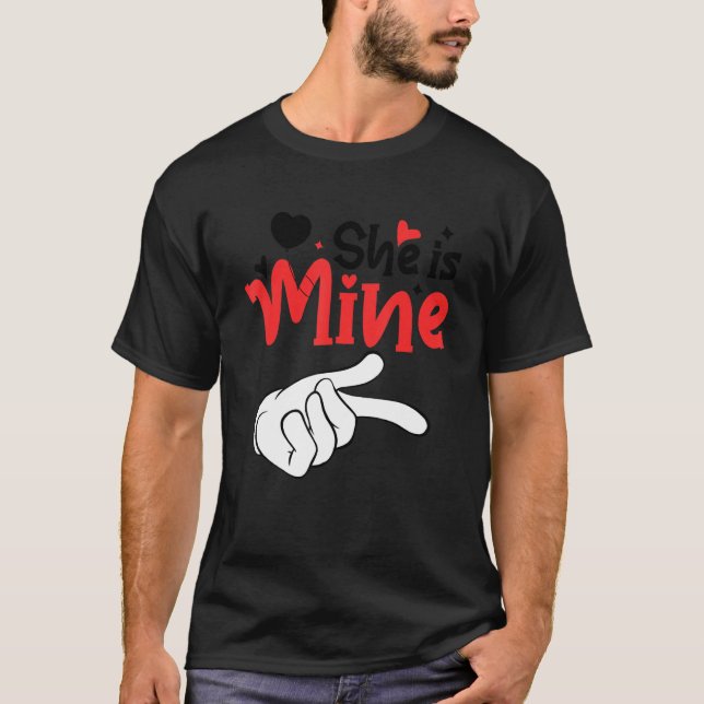 Men She is Mine Matching Couples Valentine Day Cos T Shirt (Framsida)