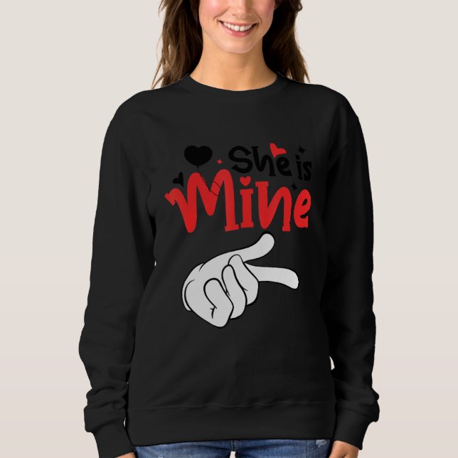 Men She is Mine Matching Couples Valentine Day Cos T Shirt (Framsida)