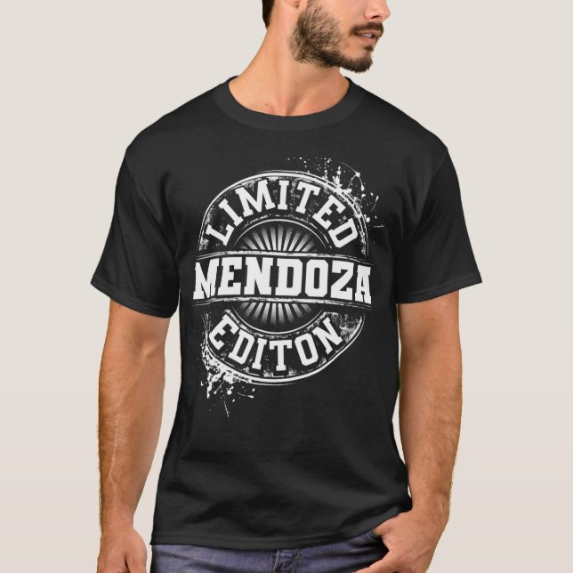 MENDOZA Funny Surname Family Träd Birthday Reunion T Shirt (Framsida)