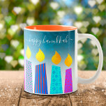 Menorah Candles Lycklig Hanukkah skript om turkos Två-Tonad Mugg<br><div class="desc">"Lycklig Hanukkah." Här är ett enkelt sätt att komma in på helgdag varje morgon. Lägg till extra gnistra på din dag när du slappna av med din favoritdryck i den här färgfulla anpassningsbarna Hanukkah-kaffet mugg. En lekfull, konstgjord illustration av blå menorahljus med färgstark faux foil mönster och modern typografi täcker...</div>