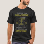 Menorah Cellphone Hanukkah Jewish Ugly jul S T Shirt<br><div class="desc">Menorah Cellphone Hanukkah Jewish Ugly jul Sweater Design visar en menorah med ljus och en smartphone med lågt batteri som säger att Imagine din mobil var 10% men varade i 8 dagar. Nu förstår du Hanukkah. Perfekt gåva till judar, manar, kvinnor, barn, pojke, flicka, tonåring, mamma, pappa, partner eller vän...</div>