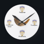 Menorah Feast Days Wall Clock Rund Klocka<br><div class="desc">Högersidan har gjort det igen med den här vackra Menorah-fejkan-klockan! Behålla konversationen fortskrider samtidigt som de håller tid med familj och vänner när de beundrar din vackra Menorah Feast days Wall Clock,  gjord från höger sida!</div>