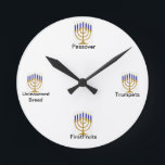 Menorah Feast Days Wall Clock Rund Klocka<br><div class="desc">Högersidan har gjort det igen med den här vackra Menorah-fejkan-klockan! Behålla konversationen fortskrider samtidigt som de håller tid med familj och vänner när de beundrar din vackra Menorah Feast days Wall Clock,  gjord från höger sida!</div>