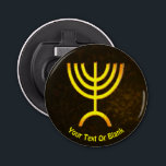 Menorah Flame Flasköppnare<br><div class="desc">En brunfärgad och guld digital rendering av den judiska sjugrenade menorah (hebreiska: מְ נ וֹ רָ ה ‎). Lägg till vår egen text. Den sjukanta menorah som används i den portabla fristad som Moses upprättade i vildmarken och senare i Temple i Jerusalem har varit en symbol för judendomen sedan urminnes...</div>