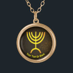 Menorah Flame Guldpläterat Halsband<br><div class="desc">En digital återgivning av den judiska sjukanta menorah (Hebreiska: מְ נ וֹ רָ ה ‎). Den sjukanta menorah som används i den portabla fristad som Moses upprättade i vildmarken och senare i Temple i Jerusalem har varit en symbol för judendomen sedan urminnes tider och är symbolen för den moderna israeliska...</div>